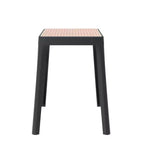 Tabouret de salle à manger carré empilable avec plateau en osier, conception légère et durable pour la cuisine, le jardin, le balcon, le café, le patio ou la terrasse
